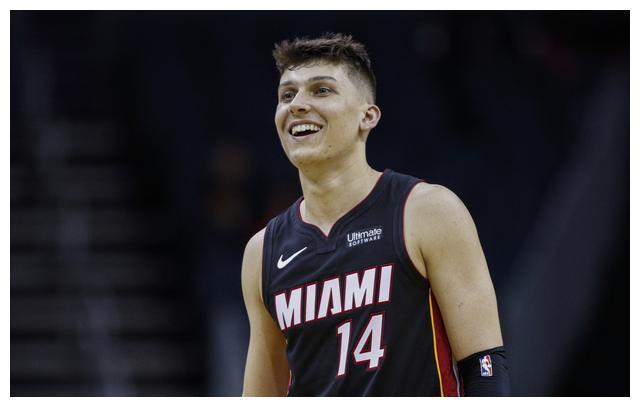 边路出球成 边路出球成